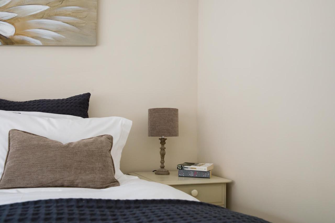 'Orchard Croft Lodge - Chichester', Book-Direct, New Home 1,367 Sq' Ft' , Can Sleep 8 On Request , Split & Link 'Super King' Size Beds, Free Wi-Fi, Sky Tv & Sky Sports, 9 - Minutes From West Wittering Beach, Very Quiet Location, Dog Friendly Buitenkant foto