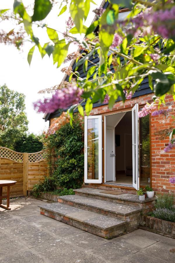 'Orchard Croft Lodge - Chichester', Book-Direct, New Home 1,367 Sq' Ft' , Can Sleep 8 On Request , Split & Link 'Super King' Size Beds, Free Wi-Fi, Sky Tv & Sky Sports, 9 - Minutes From West Wittering Beach, Very Quiet Location, Dog Friendly Buitenkant foto