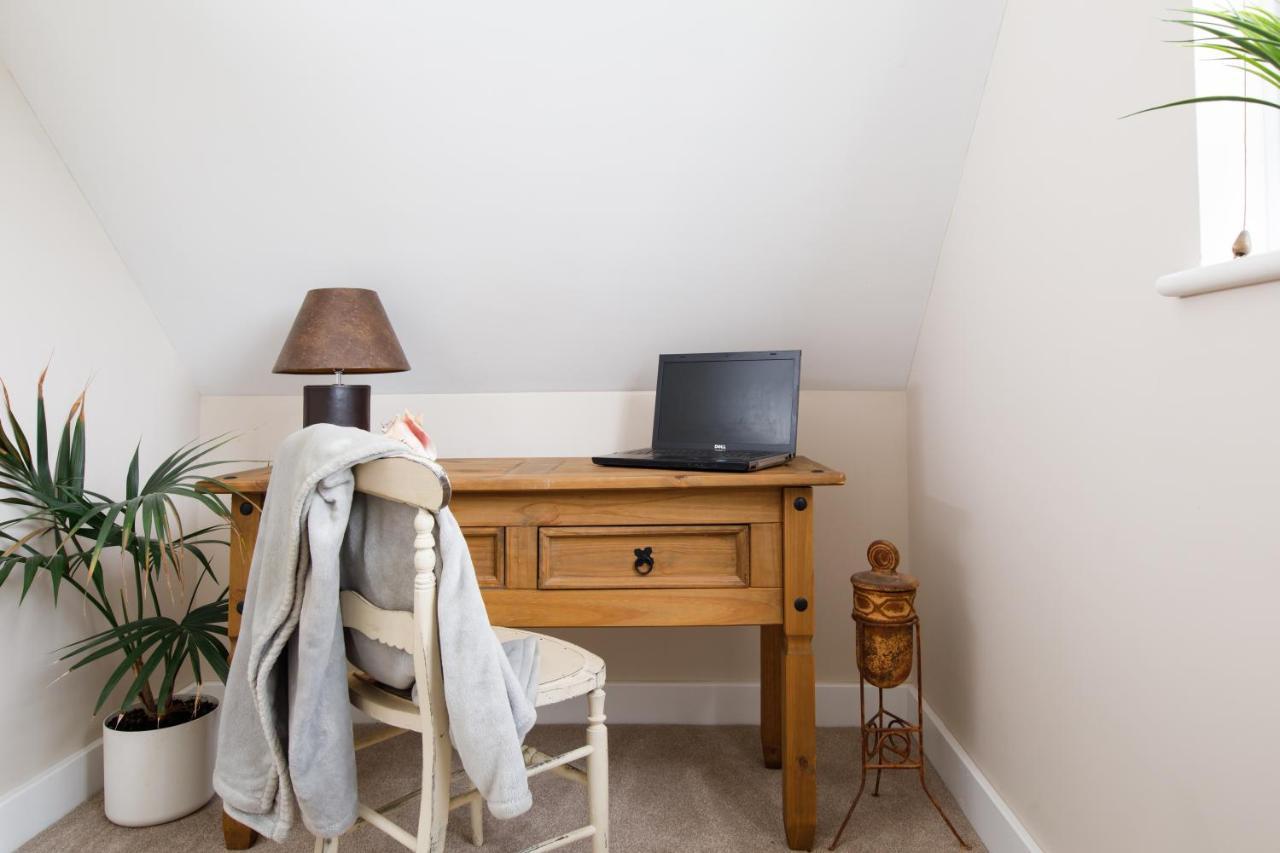 'Orchard Croft Lodge - Chichester', Book-Direct, New Home 1,367 Sq' Ft' , Can Sleep 8 On Request , Split & Link 'Super King' Size Beds, Free Wi-Fi, Sky Tv & Sky Sports, 9 - Minutes From West Wittering Beach, Very Quiet Location, Dog Friendly Buitenkant foto