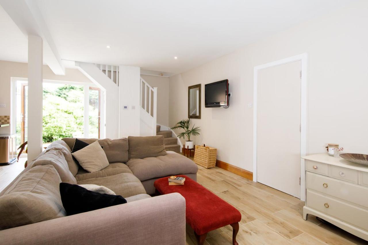 'Orchard Croft Lodge - Chichester', Book-Direct, New Home 1,367 Sq' Ft' , Can Sleep 8 On Request , Split & Link 'Super King' Size Beds, Free Wi-Fi, Sky Tv & Sky Sports, 9 - Minutes From West Wittering Beach, Very Quiet Location, Dog Friendly Buitenkant foto