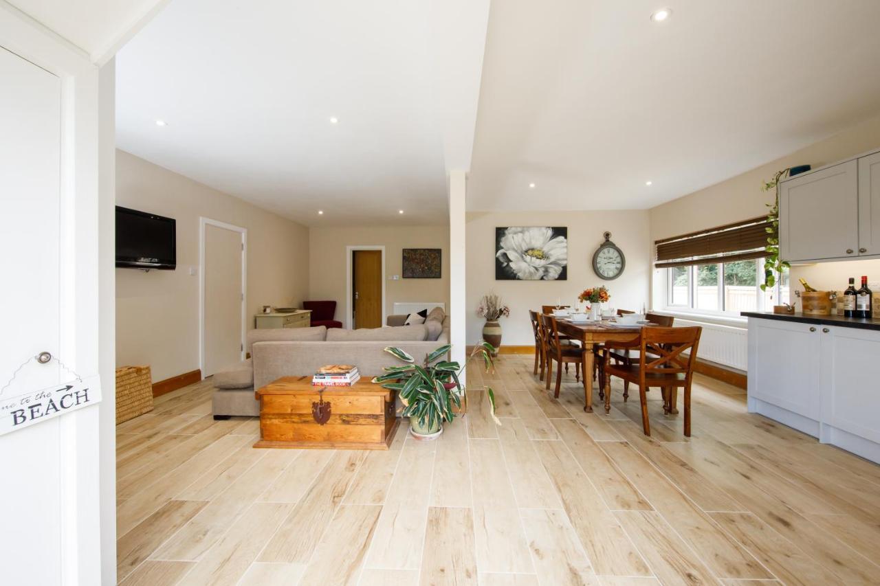 'Orchard Croft Lodge - Chichester', Book-Direct, New Home 1,367 Sq' Ft' , Can Sleep 8 On Request , Split & Link 'Super King' Size Beds, Free Wi-Fi, Sky Tv & Sky Sports, 9 - Minutes From West Wittering Beach, Very Quiet Location, Dog Friendly Buitenkant foto