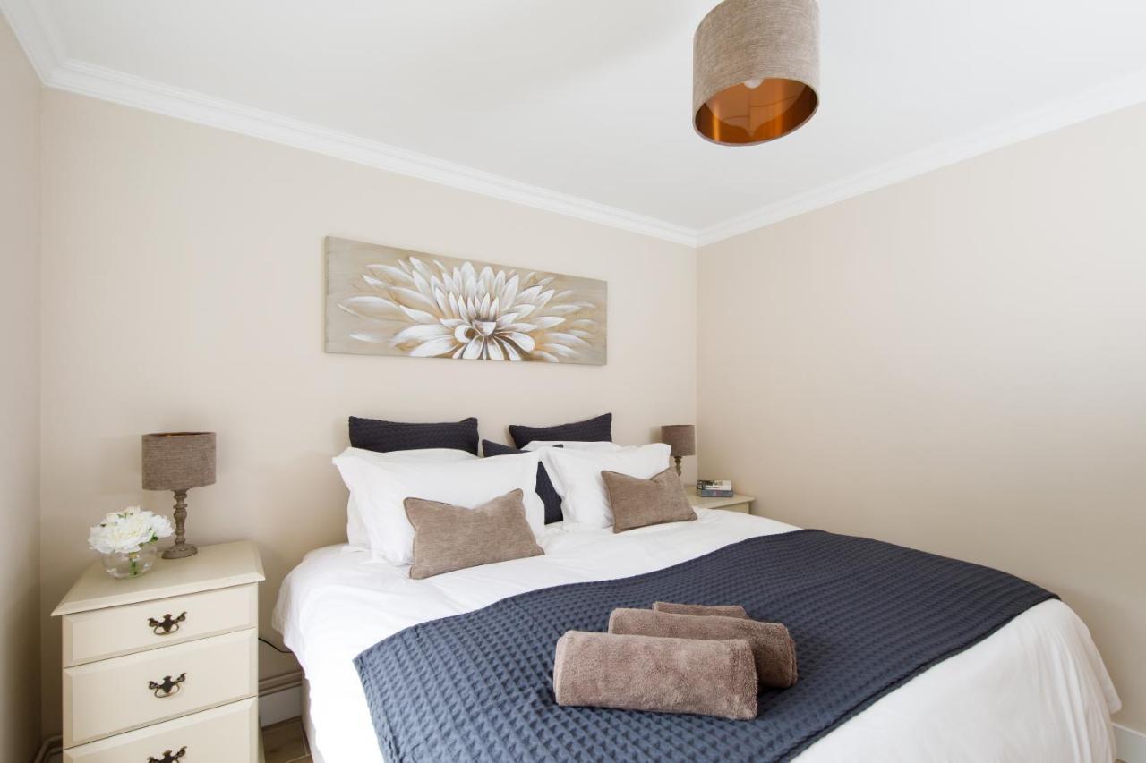 'Orchard Croft Lodge - Chichester', Book-Direct, New Home 1,367 Sq' Ft' , Can Sleep 8 On Request , Split & Link 'Super King' Size Beds, Free Wi-Fi, Sky Tv & Sky Sports, 9 - Minutes From West Wittering Beach, Very Quiet Location, Dog Friendly Buitenkant foto