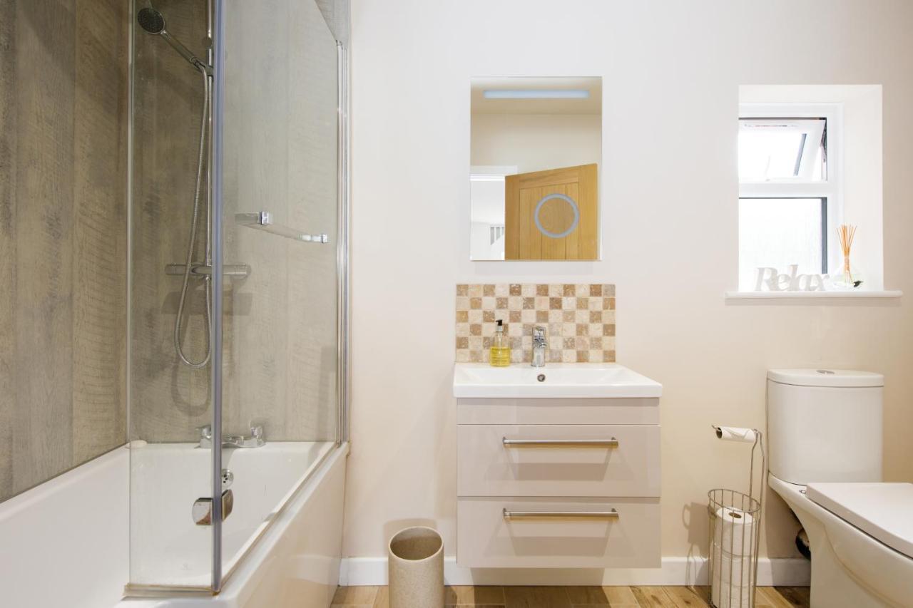 'Orchard Croft Lodge - Chichester', Book-Direct, New Home 1,367 Sq' Ft' , Can Sleep 8 On Request , Split & Link 'Super King' Size Beds, Free Wi-Fi, Sky Tv & Sky Sports, 9 - Minutes From West Wittering Beach, Very Quiet Location, Dog Friendly Buitenkant foto