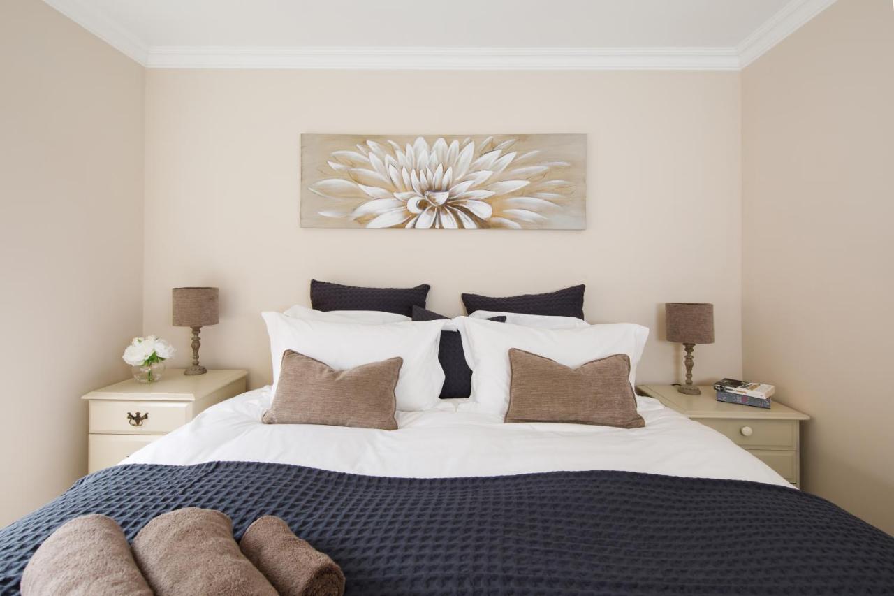 'Orchard Croft Lodge - Chichester', Book-Direct, New Home 1,367 Sq' Ft' , Can Sleep 8 On Request , Split & Link 'Super King' Size Beds, Free Wi-Fi, Sky Tv & Sky Sports, 9 - Minutes From West Wittering Beach, Very Quiet Location, Dog Friendly Buitenkant foto