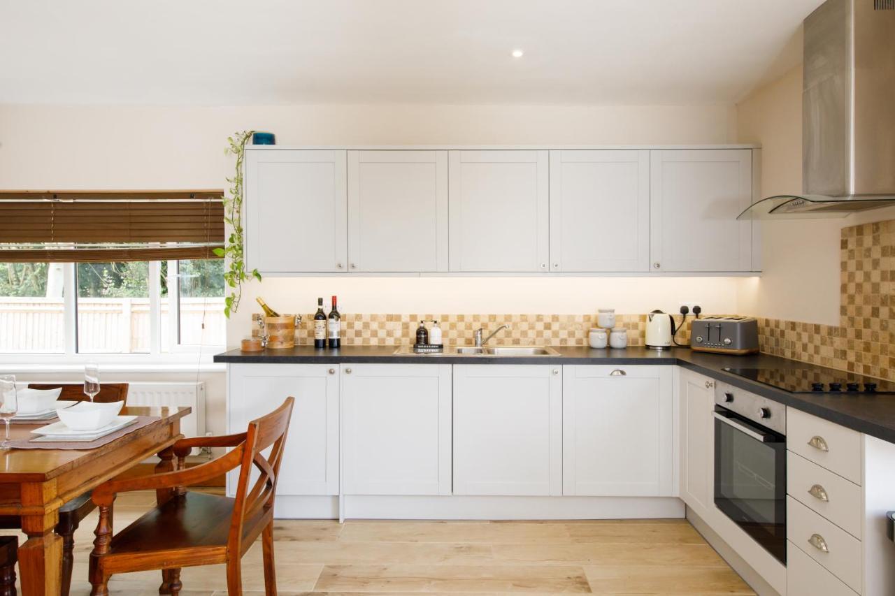 'Orchard Croft Lodge - Chichester', Book-Direct, New Home 1,367 Sq' Ft' , Can Sleep 8 On Request , Split & Link 'Super King' Size Beds, Free Wi-Fi, Sky Tv & Sky Sports, 9 - Minutes From West Wittering Beach, Very Quiet Location, Dog Friendly Buitenkant foto