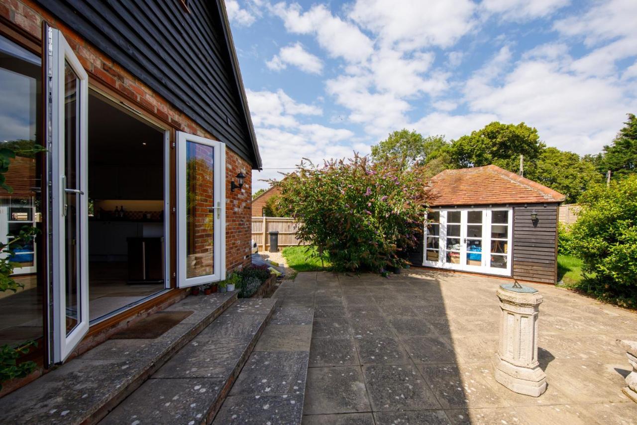 'Orchard Croft Lodge - Chichester', Book-Direct, New Home 1,367 Sq' Ft' , Can Sleep 8 On Request , Split & Link 'Super King' Size Beds, Free Wi-Fi, Sky Tv & Sky Sports, 9 - Minutes From West Wittering Beach, Very Quiet Location, Dog Friendly Buitenkant foto