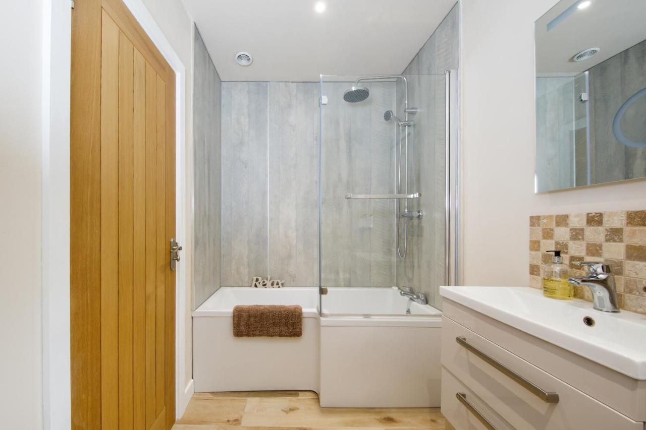 'Orchard Croft Lodge - Chichester', Book-Direct, New Home 1,367 Sq' Ft' , Can Sleep 8 On Request , Split & Link 'Super King' Size Beds, Free Wi-Fi, Sky Tv & Sky Sports, 9 - Minutes From West Wittering Beach, Very Quiet Location, Dog Friendly Buitenkant foto