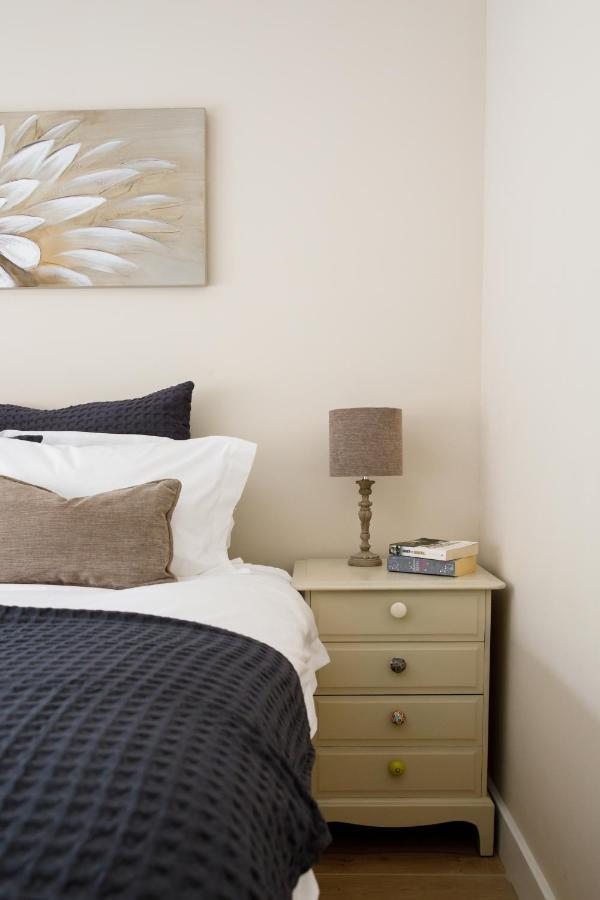 'Orchard Croft Lodge - Chichester', Book-Direct, New Home 1,367 Sq' Ft' , Can Sleep 8 On Request , Split & Link 'Super King' Size Beds, Free Wi-Fi, Sky Tv & Sky Sports, 9 - Minutes From West Wittering Beach, Very Quiet Location, Dog Friendly Buitenkant foto