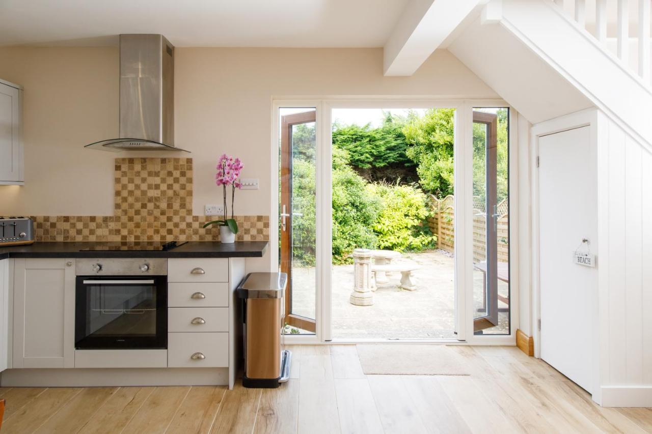 'Orchard Croft Lodge - Chichester', Book-Direct, New Home 1,367 Sq' Ft' , Can Sleep 8 On Request , Split & Link 'Super King' Size Beds, Free Wi-Fi, Sky Tv & Sky Sports, 9 - Minutes From West Wittering Beach, Very Quiet Location, Dog Friendly Buitenkant foto