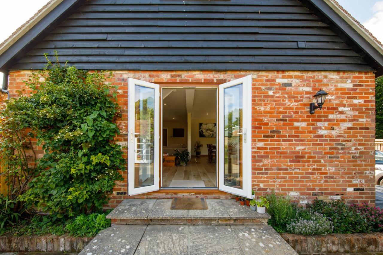 'Orchard Croft Lodge - Chichester', Book-Direct, New Home 1,367 Sq' Ft' , Can Sleep 8 On Request , Split & Link 'Super King' Size Beds, Free Wi-Fi, Sky Tv & Sky Sports, 9 - Minutes From West Wittering Beach, Very Quiet Location, Dog Friendly Buitenkant foto